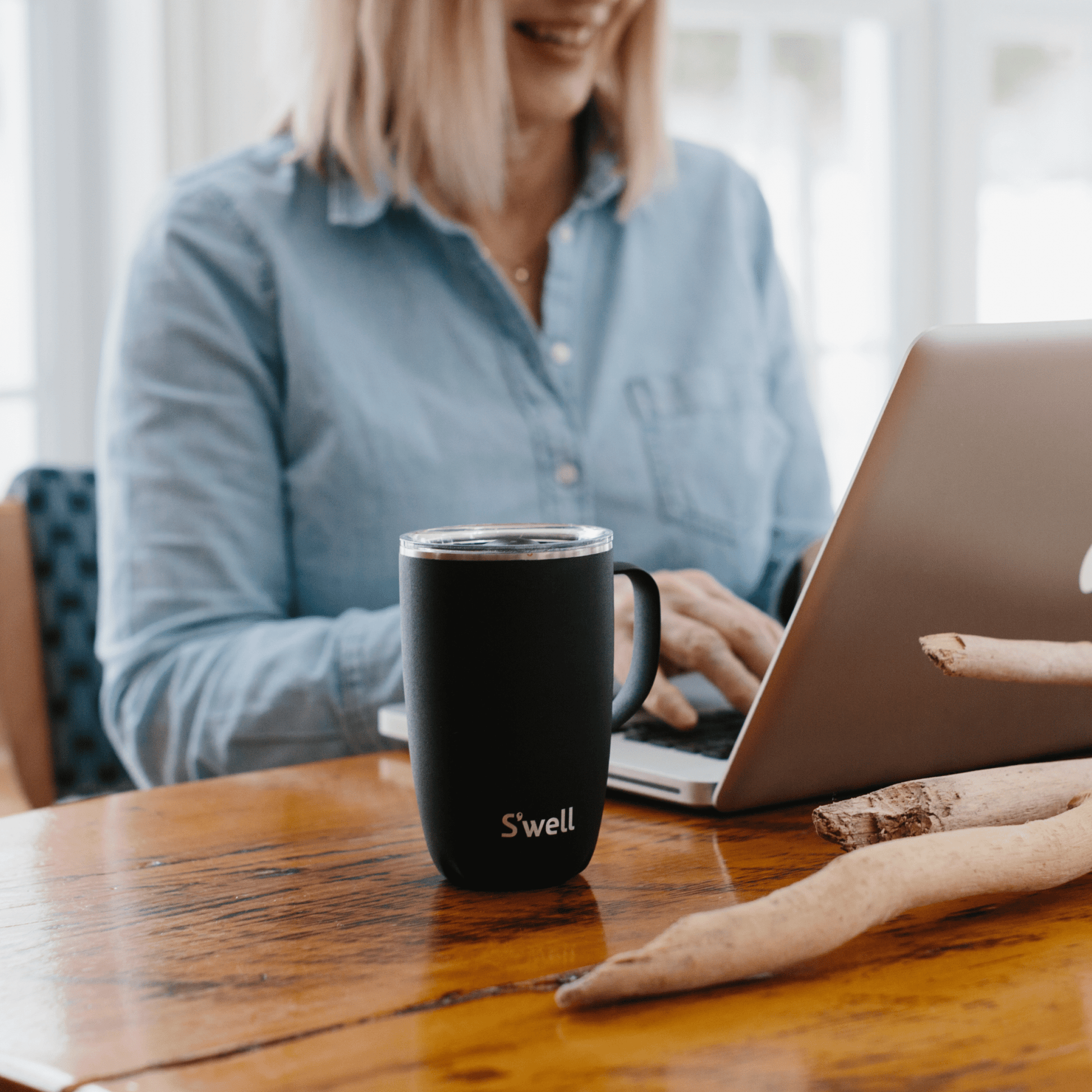 mug-16oz-l6 Swell-16oz-Mug-Onyx-Lifestyle-1.png