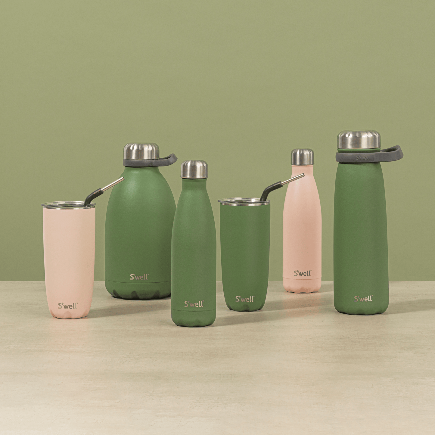 roamer-64oz-f0 Swell-64oz-GreenJasper-Roamer-Lifestyle.png