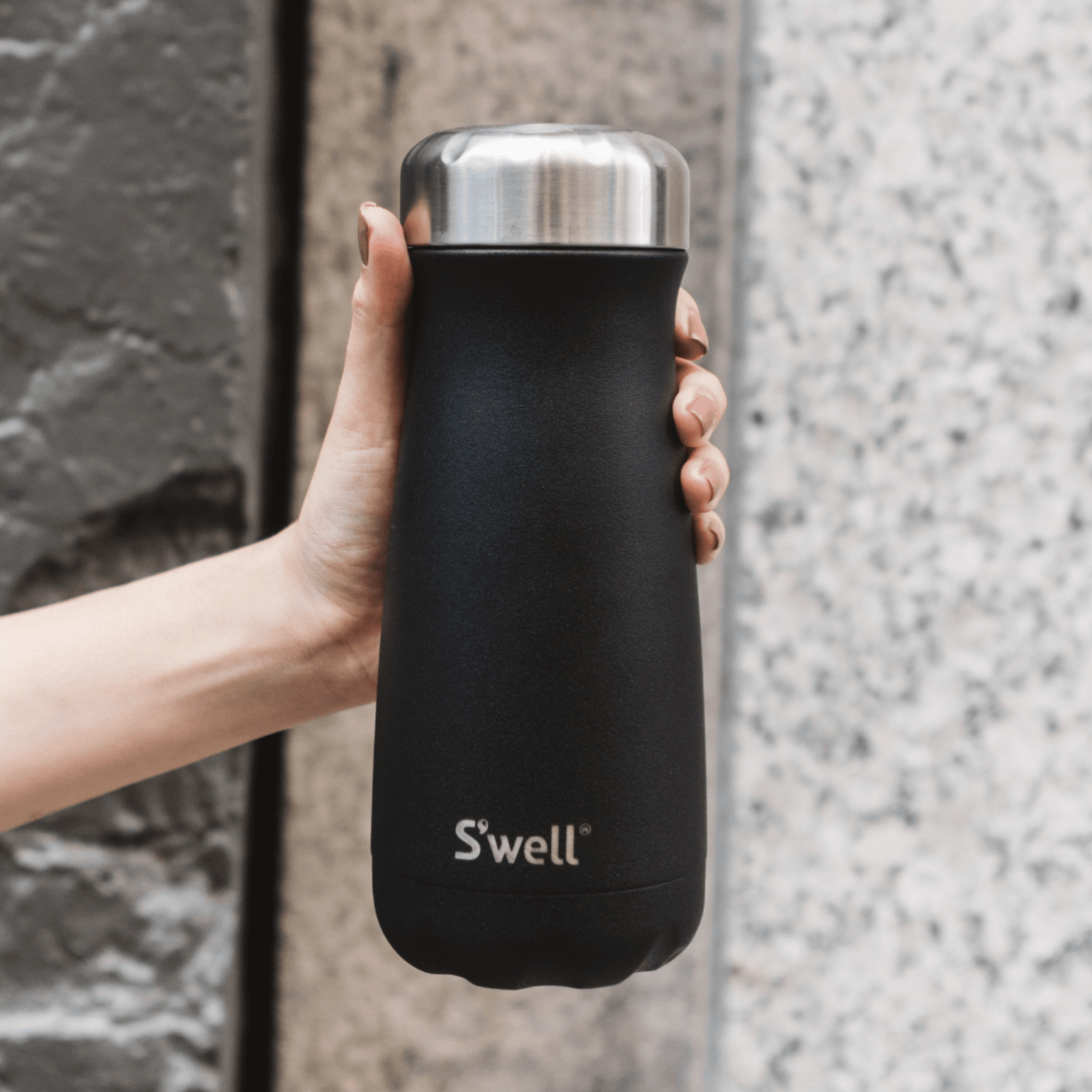 traveler-16oz-g4 Swell-Water-Bottle-Traveler-16oz-Black-Onyx-Lifestyle-1.png